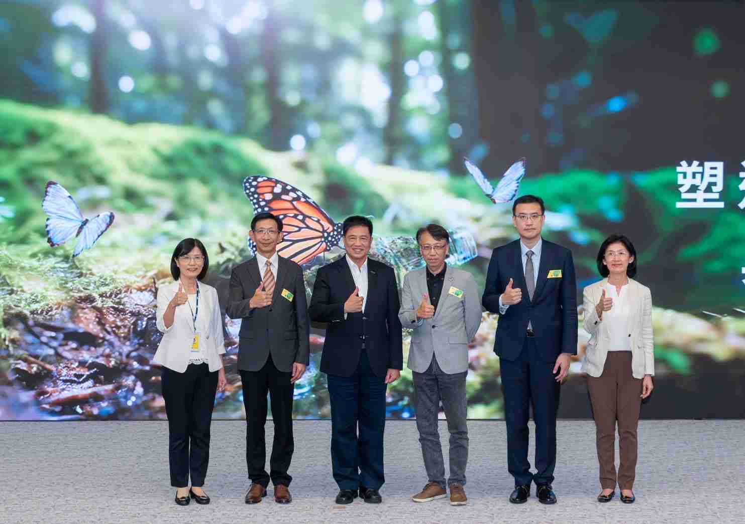 友達2023 CSR共榮大會，，，邀請領域專家分享交流生物多樣性管理趨勢、、無塑產品、、海廢永續塑料等議題  （圖左到右：友達光電永續長古秀華、、、、3M台灣技術長陳君杰、、友達光電董事長暨集團策略長彭双浪、、、光寶科技企業永續發展處處長陳慶暉、、安永聯合會計師事務所執業會計師曾于哲、、、、友達光電供應鏈總部副總經理吳宜芳）