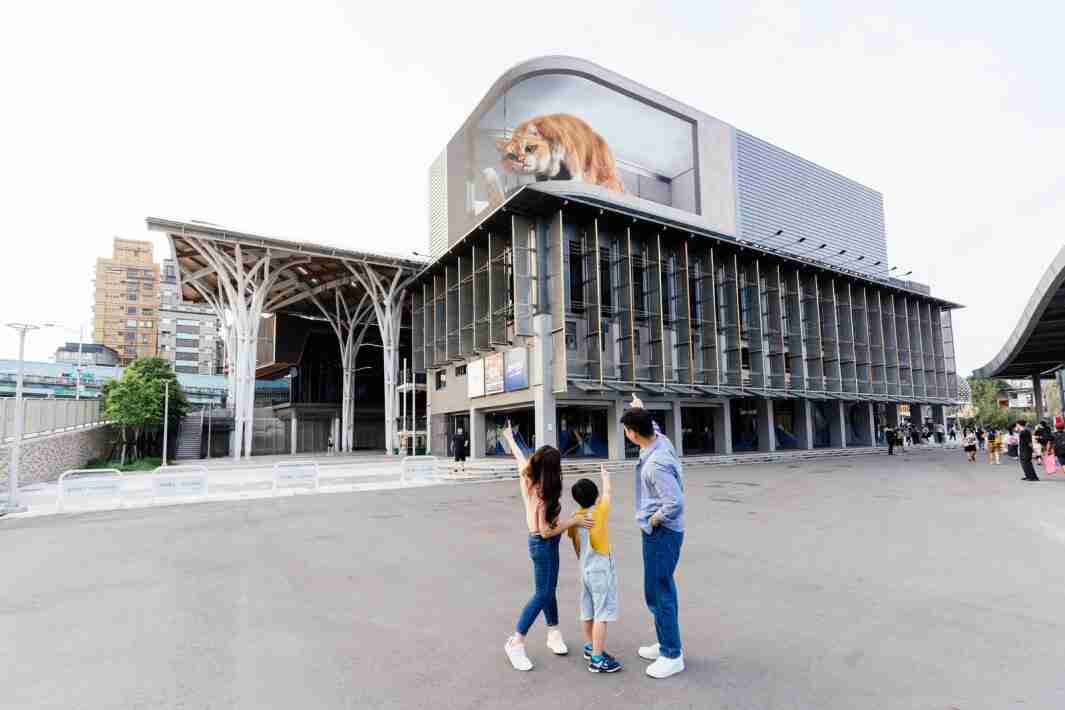 至成国际打造全台最大户外裸视3D LED弧形萤幕，，，将超立体的软萌胖橘猫动画活跃于顶楼外墙