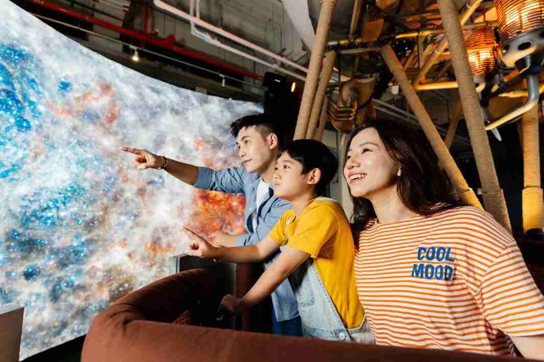 至成国际打造全台最大宽6公尺、、高4公尺、、唯一搭载LED弧形拼接显示屏的动感飞行船，，，让乘客驻足在热气球上，，，享受身历其境的伪出国旅游乐趣