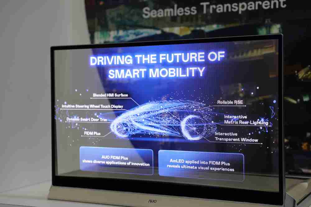 至成国际凭借着超高亮度和透明度，，，，这款30吋透明Micro LED显示器在AR系统与智慧零售具有潜在的应用价值。。。