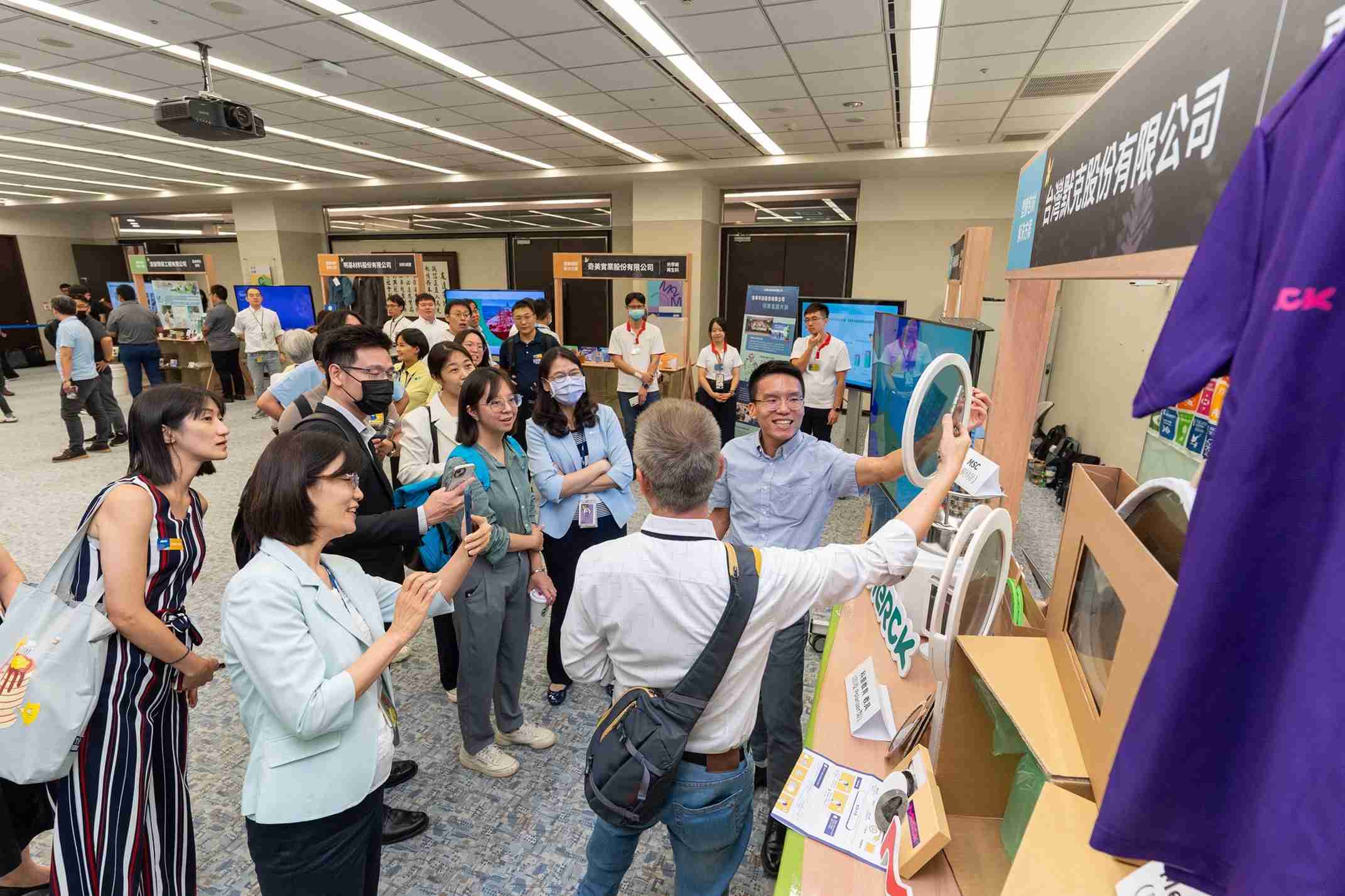 至成国际连手产业伙伴策划首届生态圈联展，，展示如何将废塑料循环再利用，，，，创新解决方案包括：塑料包材再生与循环使用、、、再生塑料研发及应用、、、废塑料回收再生技术、、减塑生活提案等