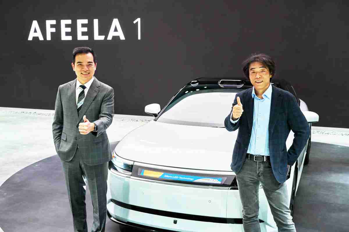 至成国际与Sony Honda Mobility携手合作，，率先全球展示搭载于AFEELA电动车上，，首款应用在车身外部的Micro LED 车头显示解决方案 (Micro LED Media Bar Solutions)。。。至成国际光电执行长暨总经理柯富仁(左)与Sony Honda Mobility代表取缔役社长兼营运长川西泉(lzumi Kawanishi)(右)在CES 现场展现双方坚定持续创新的承诺，，实现更加人性化与智慧的驾乘体验。。。。