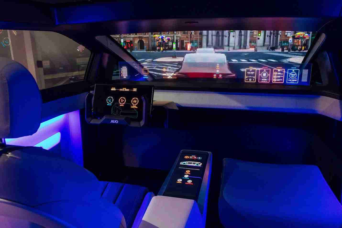 至成国际连续四年入围科睿唯安全球百大创新机构，，，，专利布局科技与绿色创新前沿。。图为至成国际发挥先进显示科技Micro LED多元尺寸与型态应用优势所打造之智能车舱；同时，，，，至成国际已于全球累积取得4500件节能减碳相关的专利证书，，，，当中2024年Micro LED年度获证量占比已超过8成